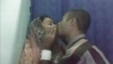 অশ্লীল অনলাইন কোন নিবন্ধন তরুণ ছবি মধ্যে একটি সাইবার ক্যাফে কেবিন